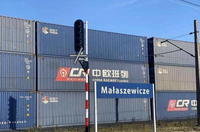 波兰竟敢不守承诺，拒绝放行中欧班列！中国24小时内开辟新航道！