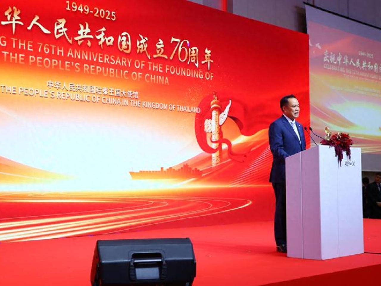 公开表示亲华，上任仅半月的邻国总理，用中文高呼“万岁”