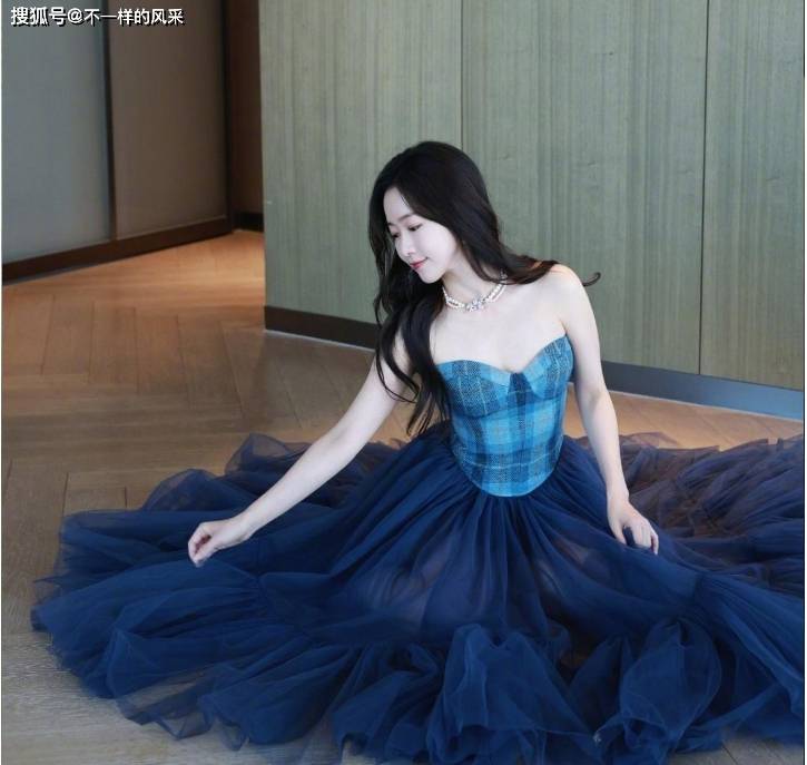 刘美含完全打破原有少女风采身穿艳蓝色修身
