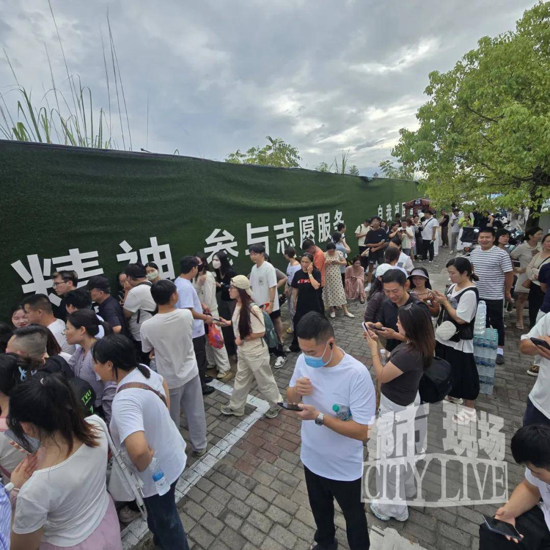 “鸡排哥”突然走红！全网都在馋这一口，排队超百米，本人回应