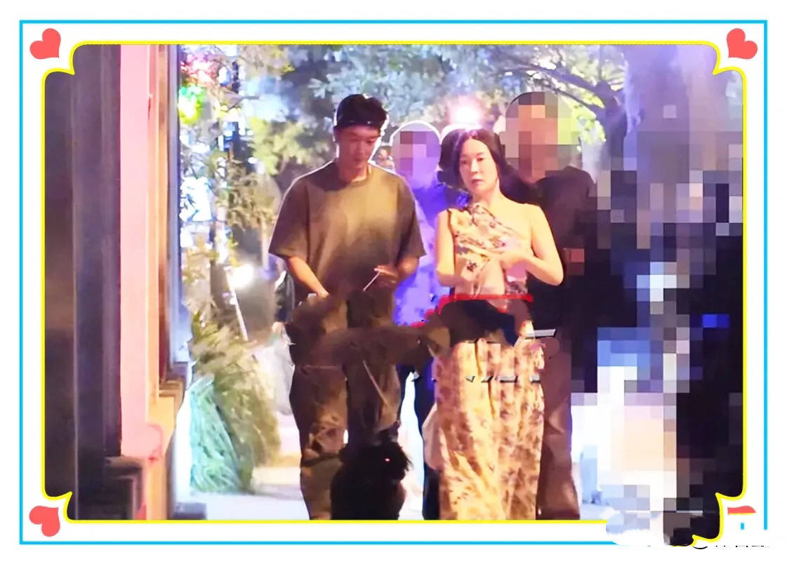 霍思燕夫妇和好友聚餐，穿单肩裙瘦出“小蛮腰”，牵三条狗真拉风