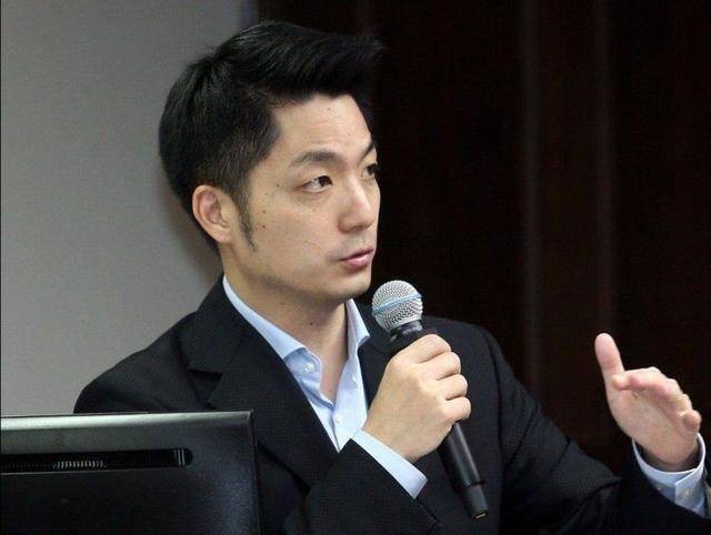 为什么蒋万安在九三阅兵前后，展示出如此徘徊矛盾的行为？