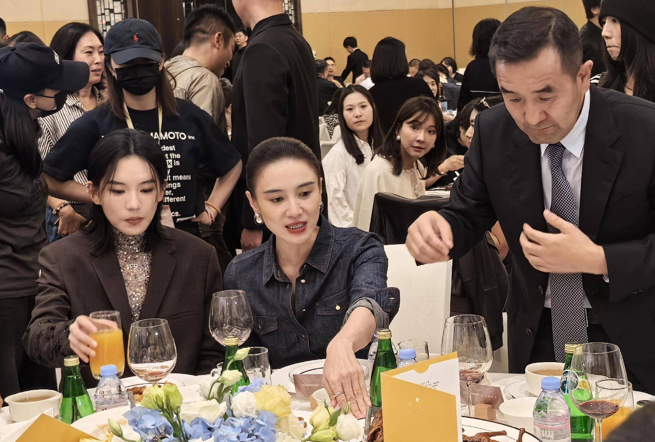 身姿高挑配丸子头又美又飒气质超绝！AG真人app宋佳北京晚宴近照流出(图5)