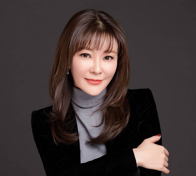 前央视主持人王小骞：离开央视后曾大肆宣扬国外，如今成带货主播