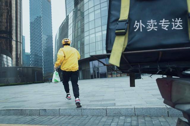 外卖小哥要缴个税了？年入12万内基本无税、平台企业不得转嫁涉税义务