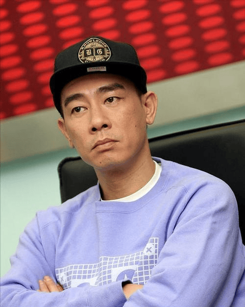 陈小春骑行蒙面装备严实，眉眼和儿子Jasper一模一样，网友：绝对是亲生的！