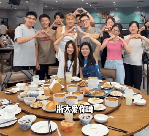 人气男星现身浙大！排队打菜、拼桌吃饭！你们食堂也太好吃了吧