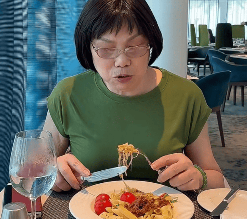 范志毅妈妈和孙女游轮旅行，70多岁很时髦，剪学生头发型气质不俗