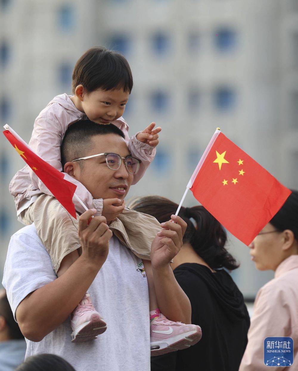 新华社：华诞共庆