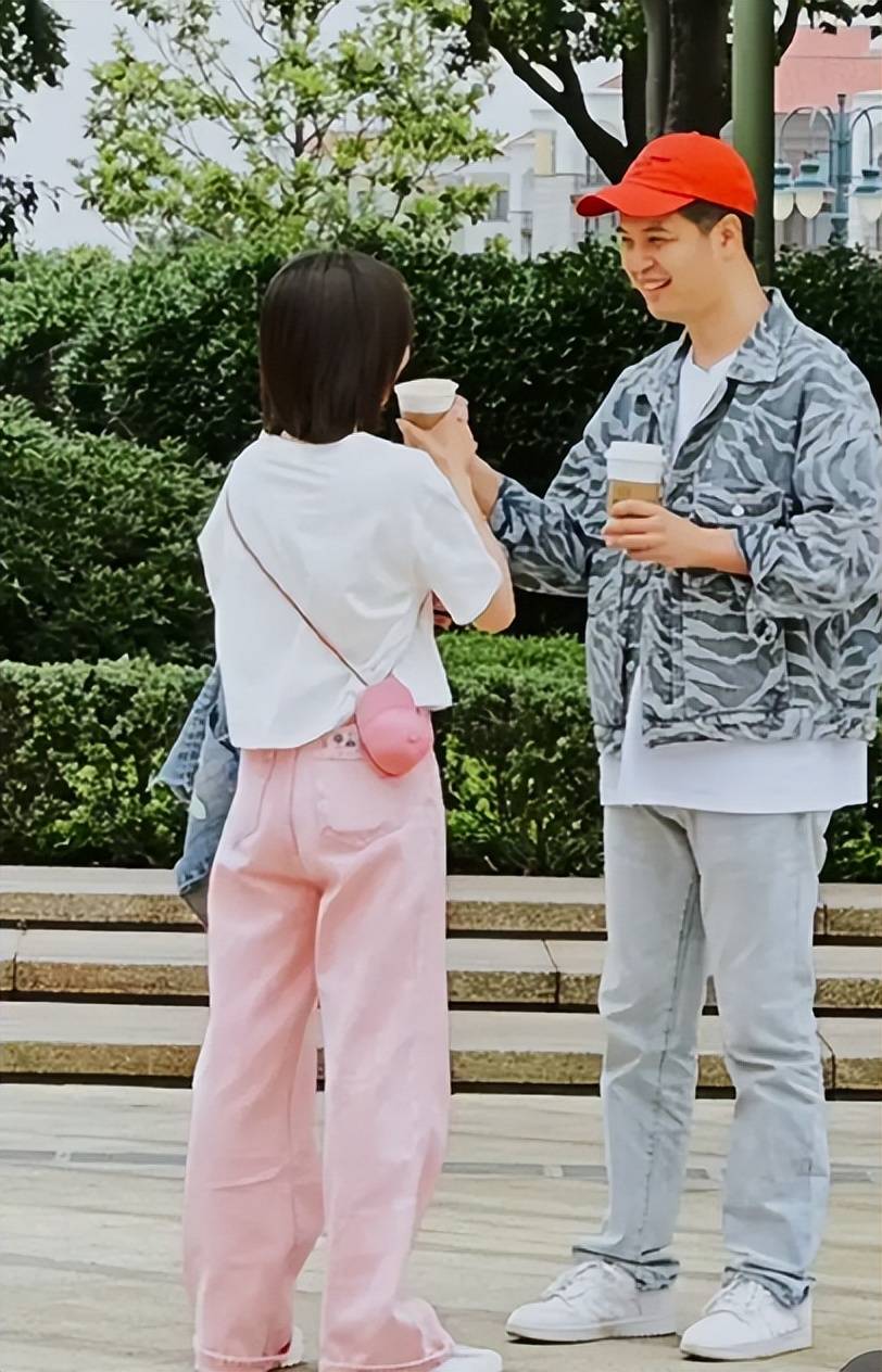李纯马頔官宣结婚！已同居3年，男方买300平婚房，送54万钻戒