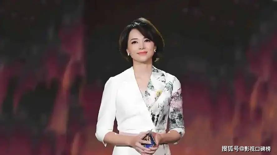 董卿带儿子看网球比赛，她穿旧衣服，状态很好，胳膊上肉肉的胖了