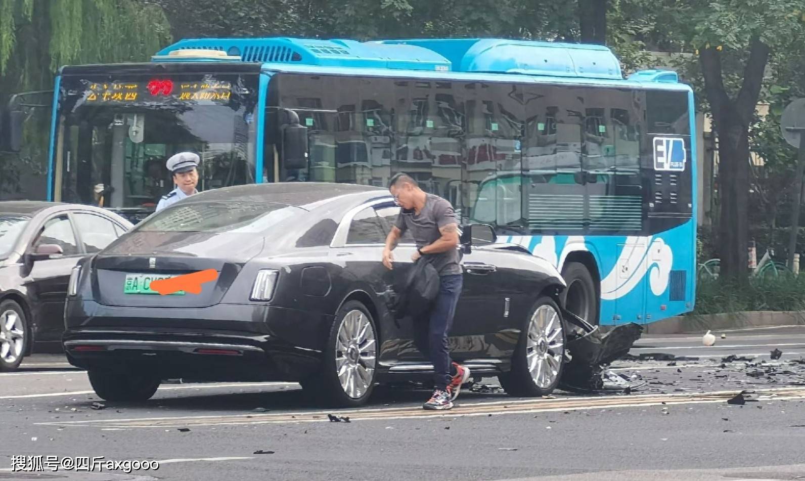 著名车评人出车祸，驾驶劳斯莱斯电车撞车，口头禅:这你受得了吗