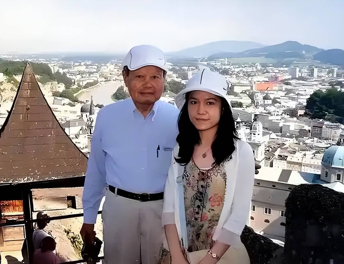一个贪财一个好色？杨振宁103岁生日照曝光，喊小54岁翁帆达令