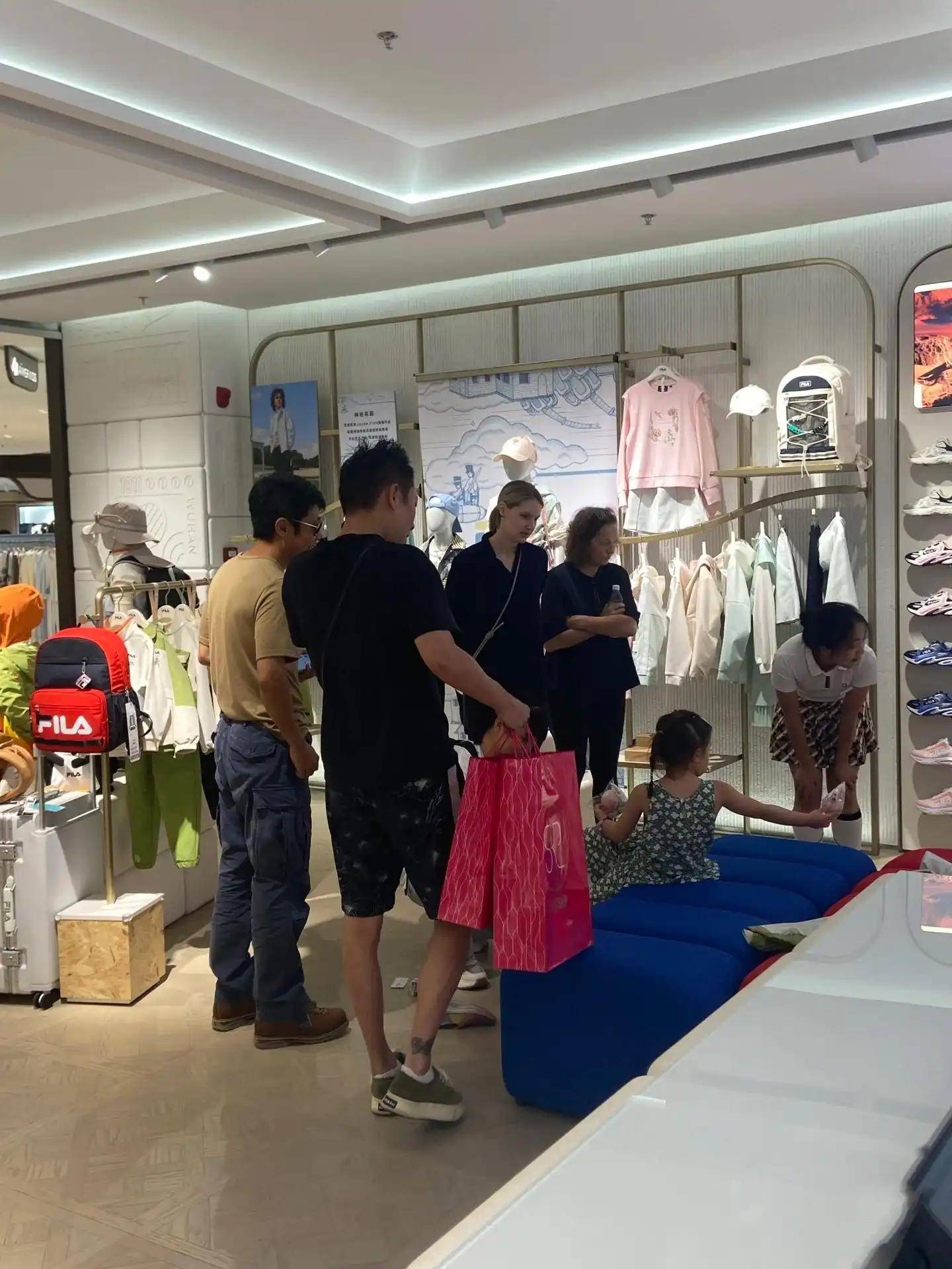 撒贝宁携家人购物，妻子李白扎马尾侧颜超美，女儿穿碎花裙很漂亮