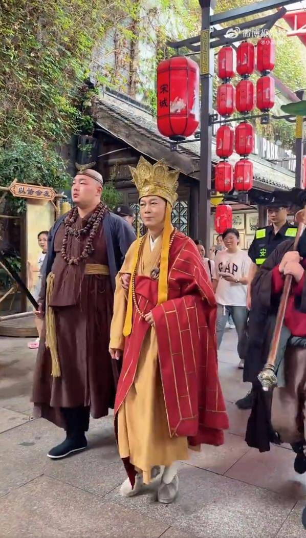79岁罗家英再扮唐僧景区打工，多名老戏骨国庆假期现身景区表演
