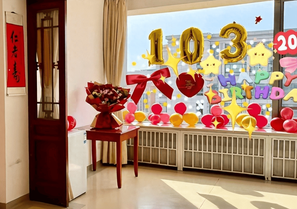 一个贪财一个好色？杨振宁103岁生日照曝光，喊小54岁翁帆达令
