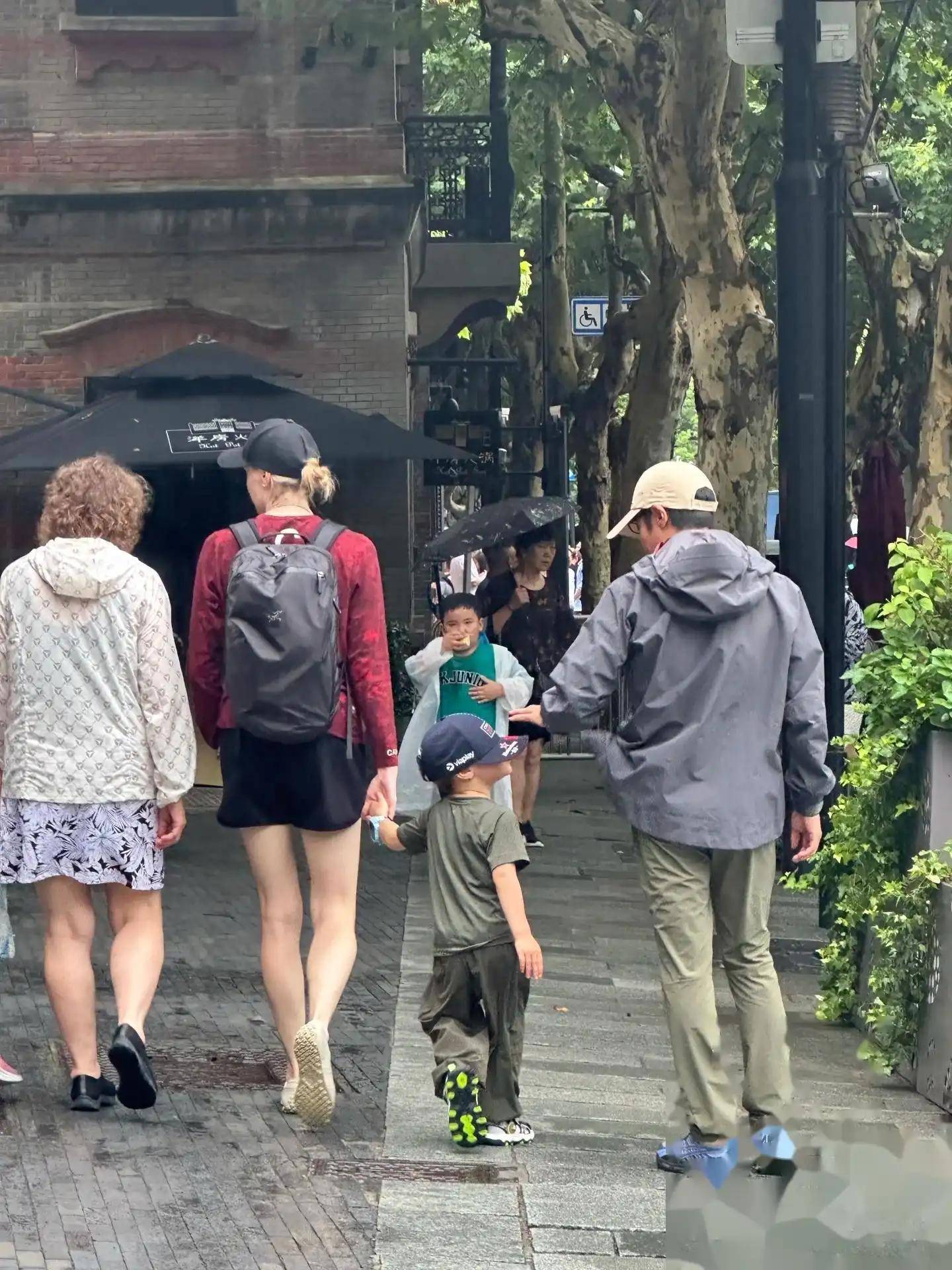 撒贝宁携家人购物，妻子李白扎马尾侧颜超美，女儿穿碎花裙很漂亮