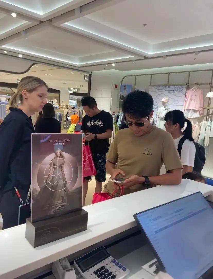 撒贝宁携家人购物，妻子李白扎马尾侧颜超美，女儿穿碎花裙很漂亮