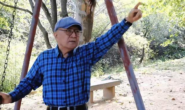 曝78岁李保田近况，房内略显杂乱，喝10元的桶装水，找人维修窗户