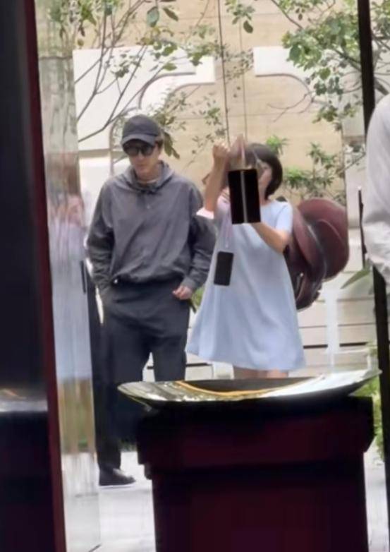 胡歌上海买房被偶遇，头顶秃了一大片，老婆黄曦宁陪同，长相普通