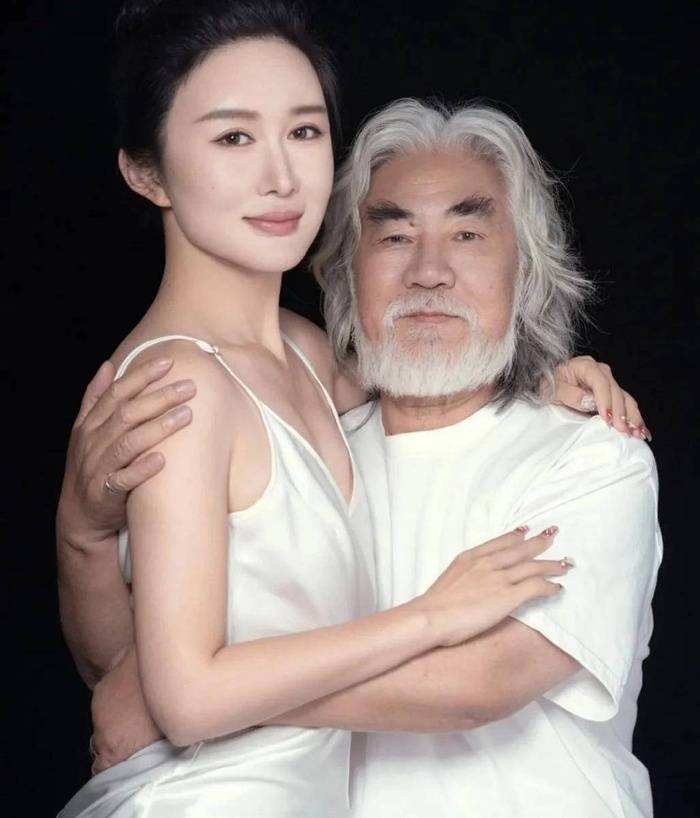 张纪中老婆回应婚姻没有爱情质疑：其实跟大家也没有什么关系