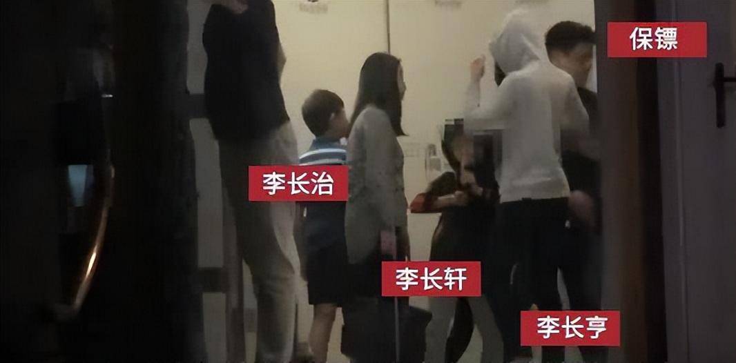 偶遇梁洛施和儿子逛商场，15岁李长治跟妈妈一样高，侧脸像李泽楷