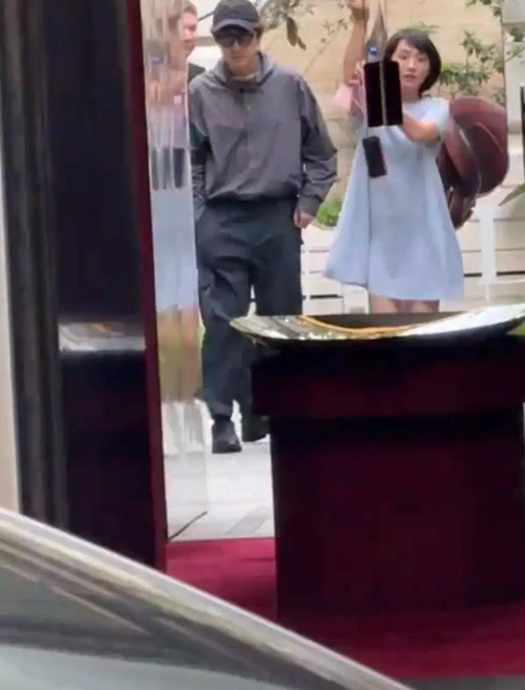 胡歌带老婆上海看房，32岁黄曦宁素颜白净但显老，穿得宽松像孕妇