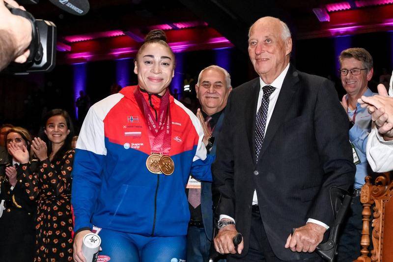 挪威举重世界冠军科恩达:从全职电工到国民偶像