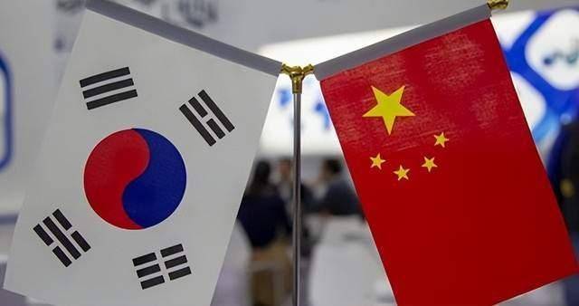 中国人欢度假期，韩国不断上演激烈反华示威闹剧，谁给的胆子？