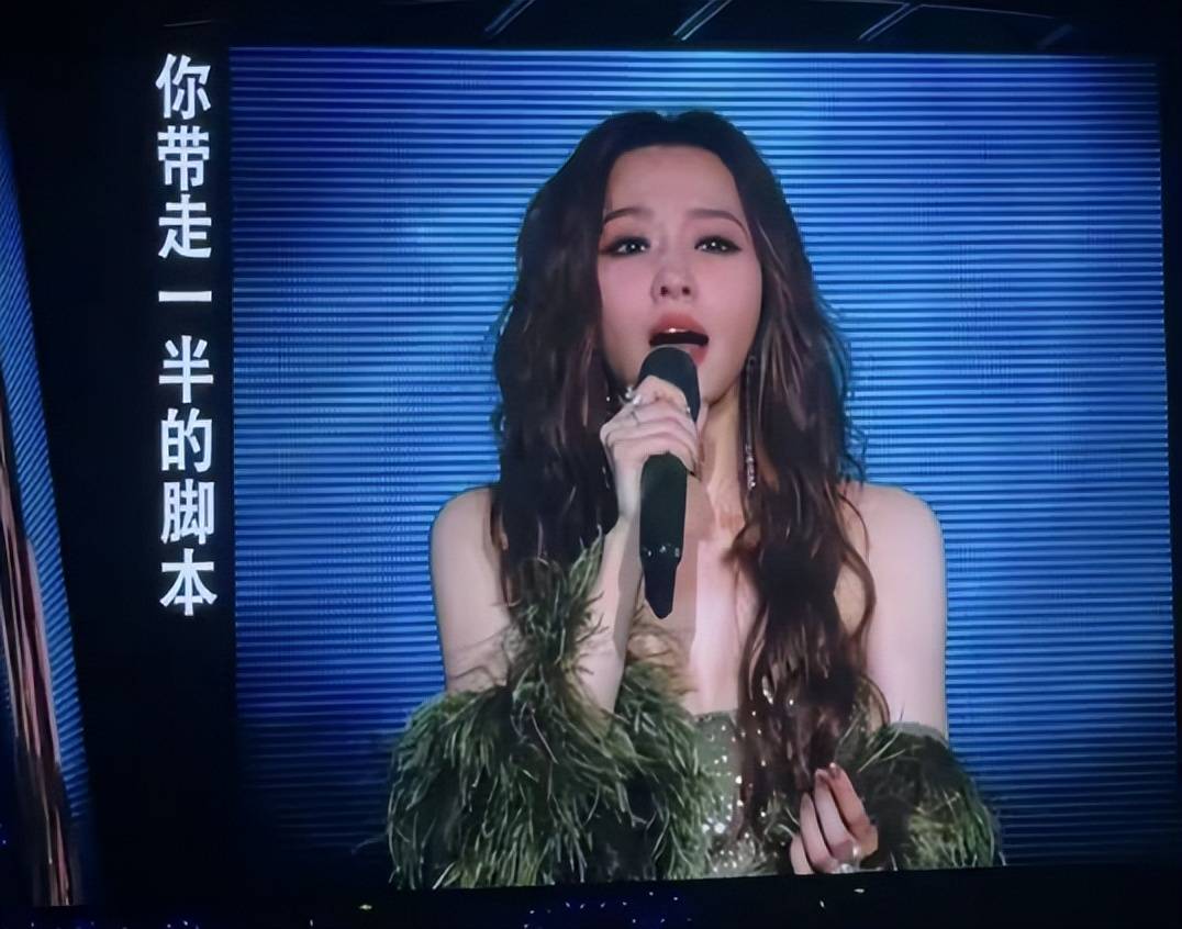 张靓颖回应从两米高舞台摔倒：就小时候被我妈打一顿的疼