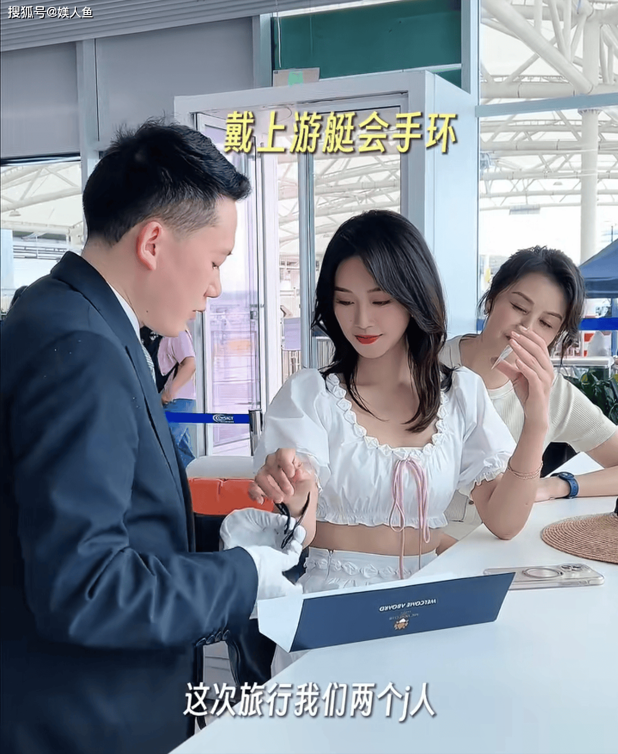 35岁蓝盈莹和妈妈同框似闺蜜，60岁妈妈年轻漂亮，二婚嫁亿万富豪