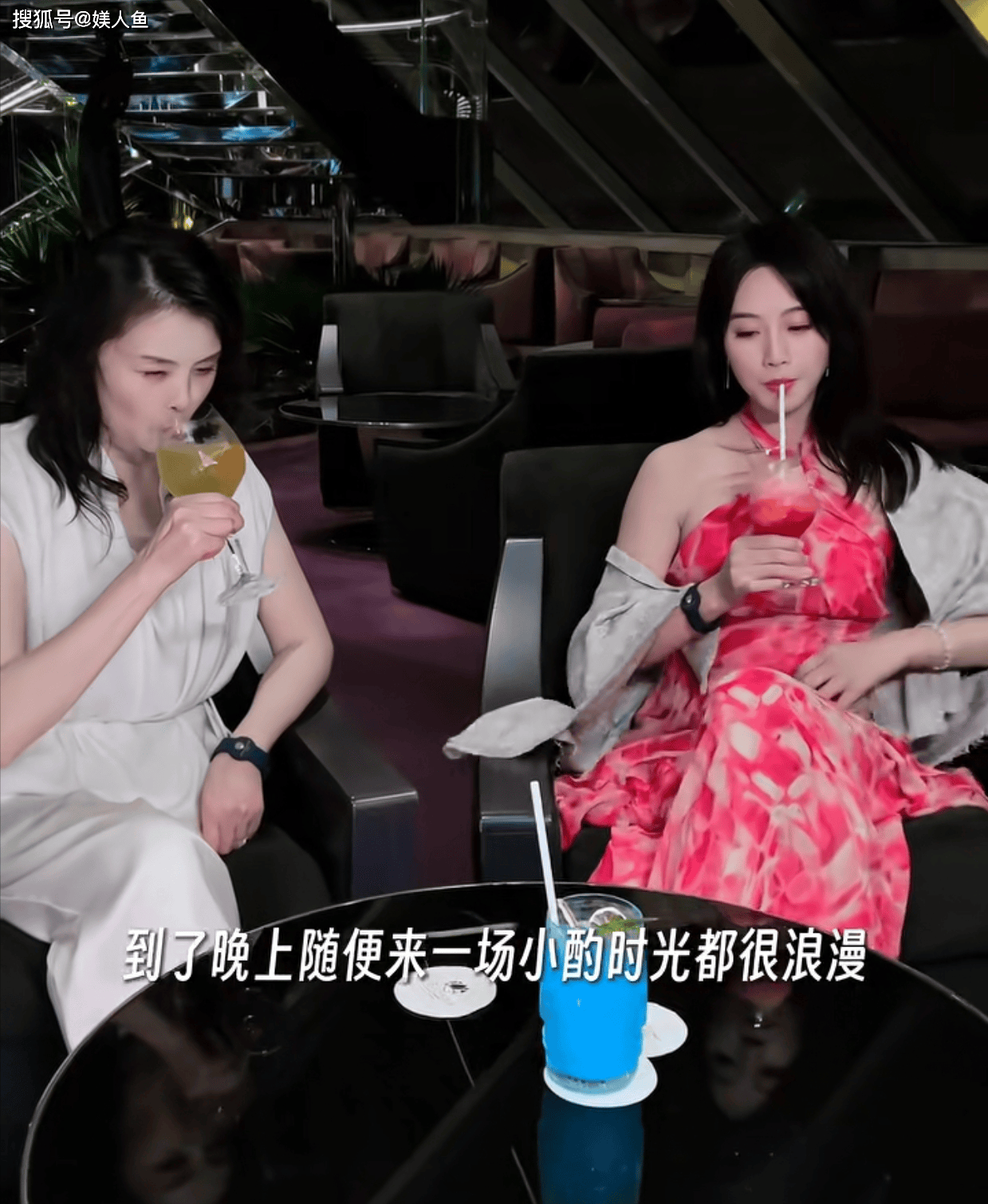 35岁蓝盈莹和妈妈同框似闺蜜，60岁妈妈年轻漂亮，二婚嫁亿万富豪