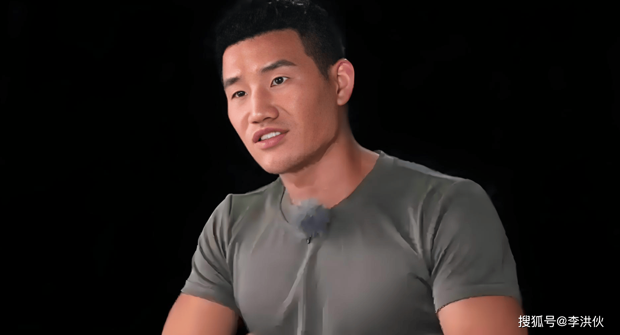 嘎子哥又出事了！警服风波后又被曝欠债千万被限高，这回真要凉了