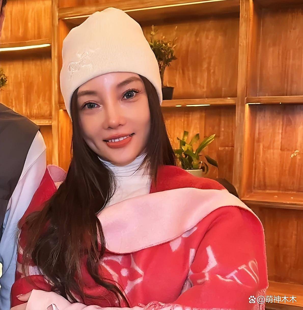 44岁李小璐参加公开活动！怼脸拍真实状态曝光，网友态度两极分化