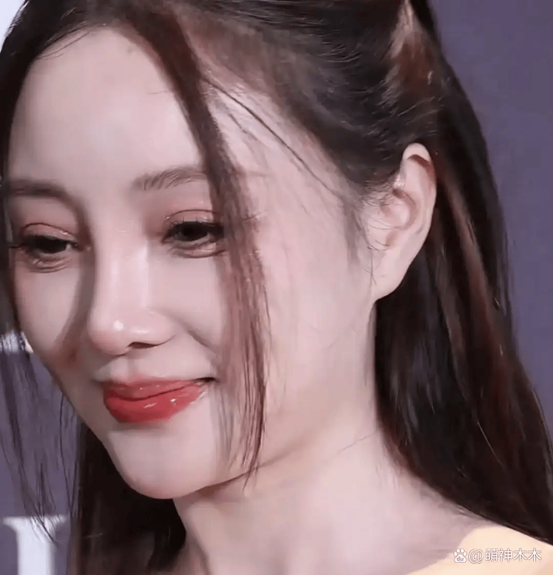 44岁李小璐参加公开活动！怼脸拍真实状态曝光，网友态度两极分化