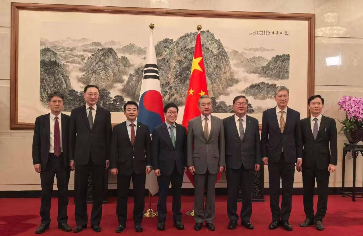 给了韩国机会不中用，自愿钻川普裤裆的李在明，不配看我们的阅兵