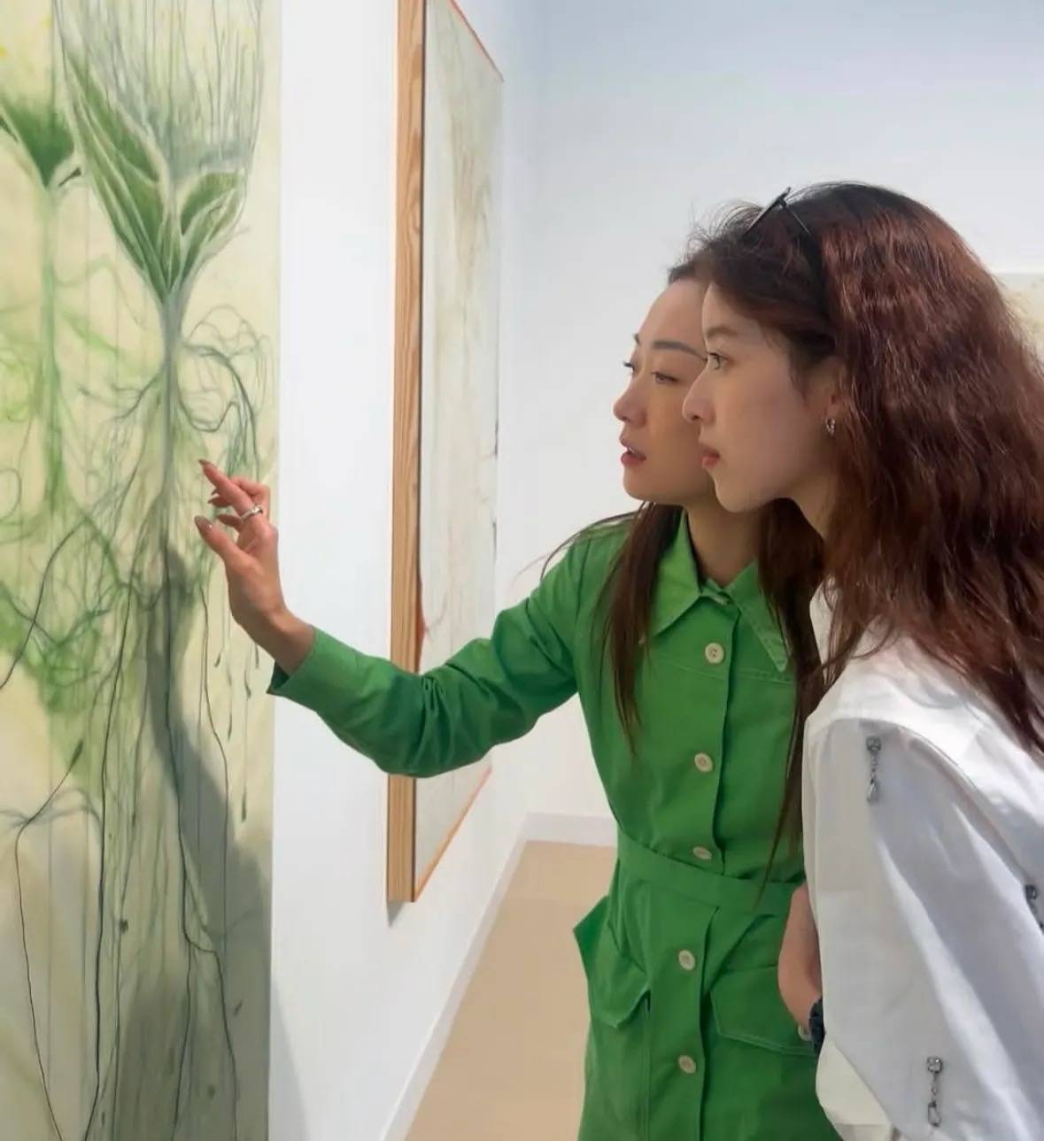 32岁章泽天伦敦看展，穿西服烫羊毛卷显老气，皮肤松弛眼神疲惫