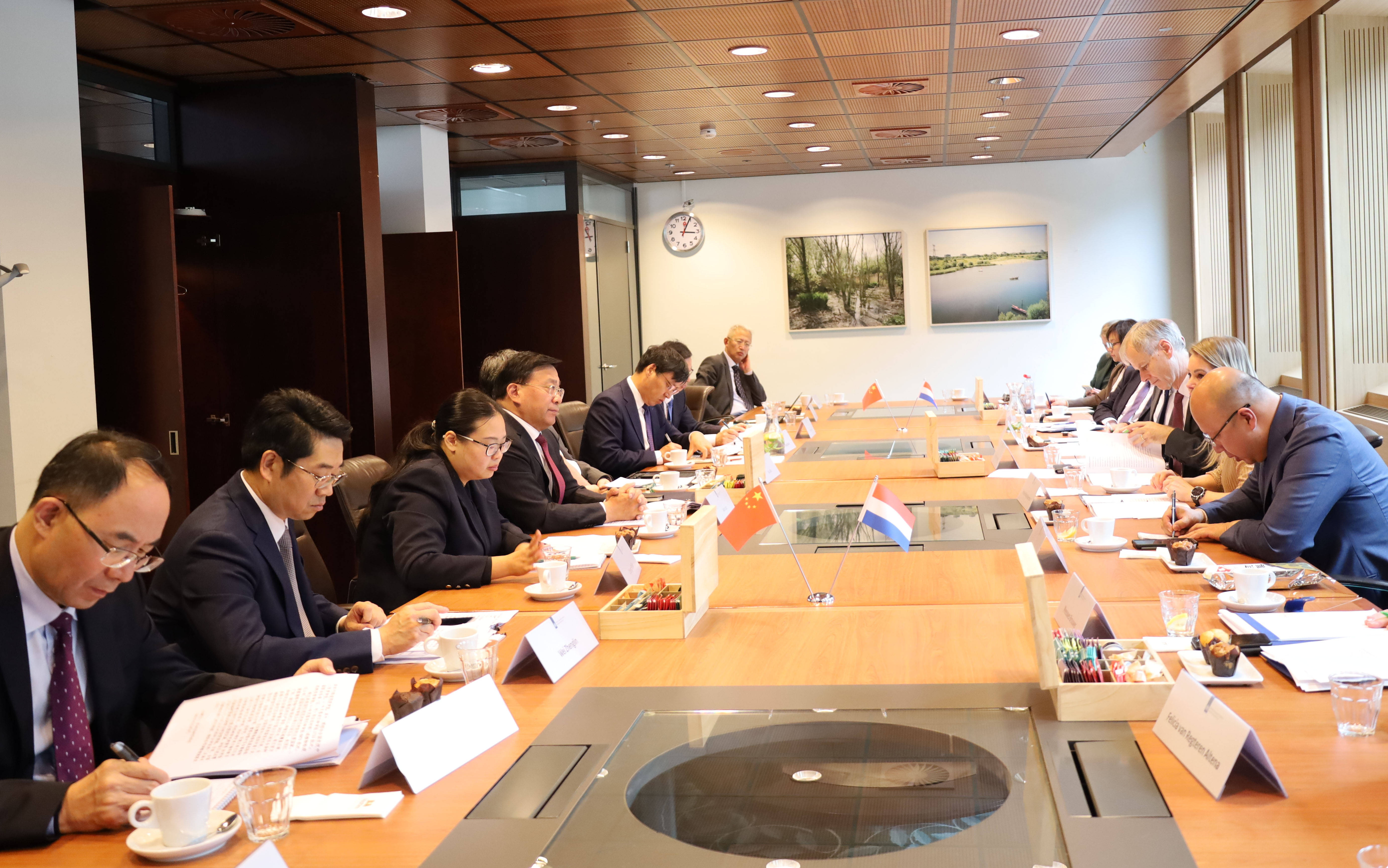 韩俊会见荷兰农业、渔业、粮食安全及自然部部长伟尔司马