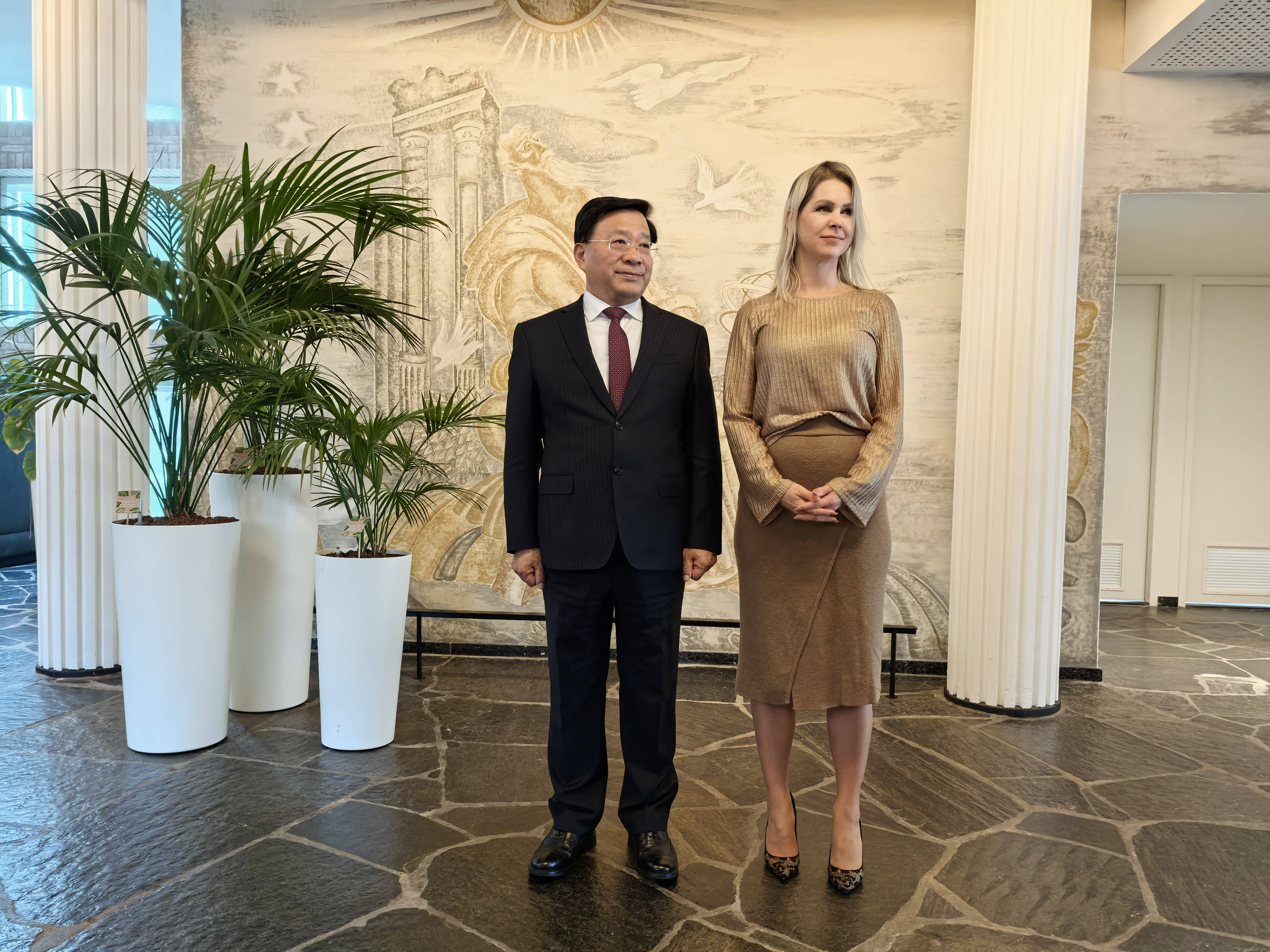 韩俊会见荷兰农业、渔业、粮食安全及自然部部长伟尔司马