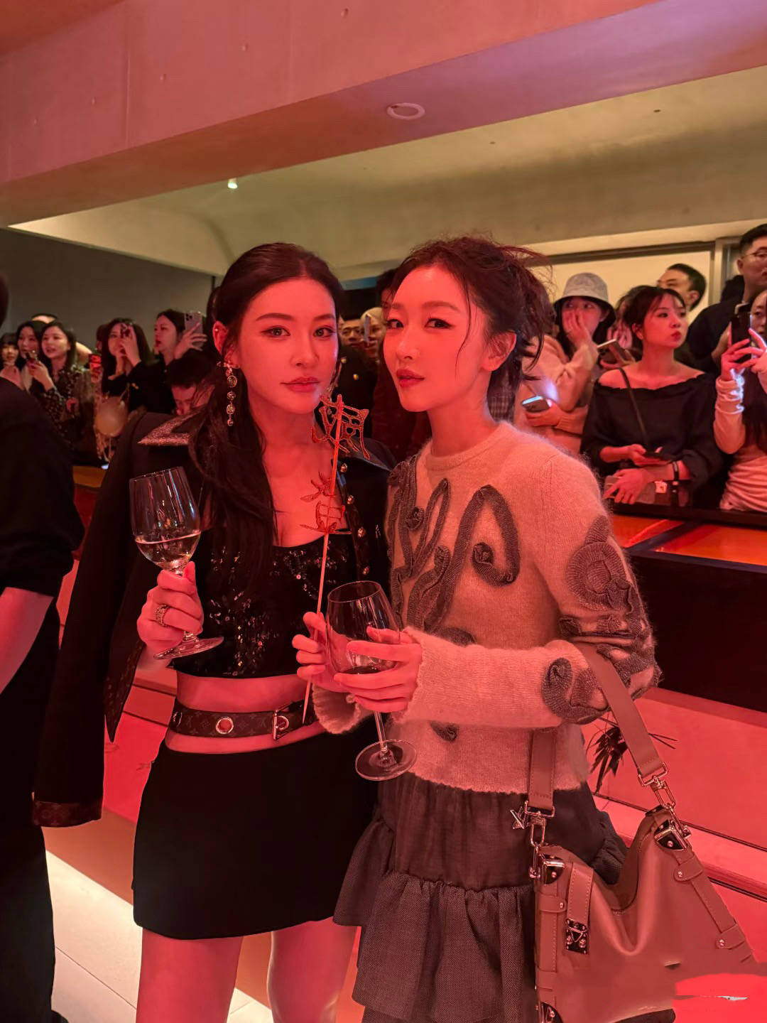 周冬雨现身LV活动，拿小黄鸭凝视合影玩自嘲，脸又瘦又小一点不垮