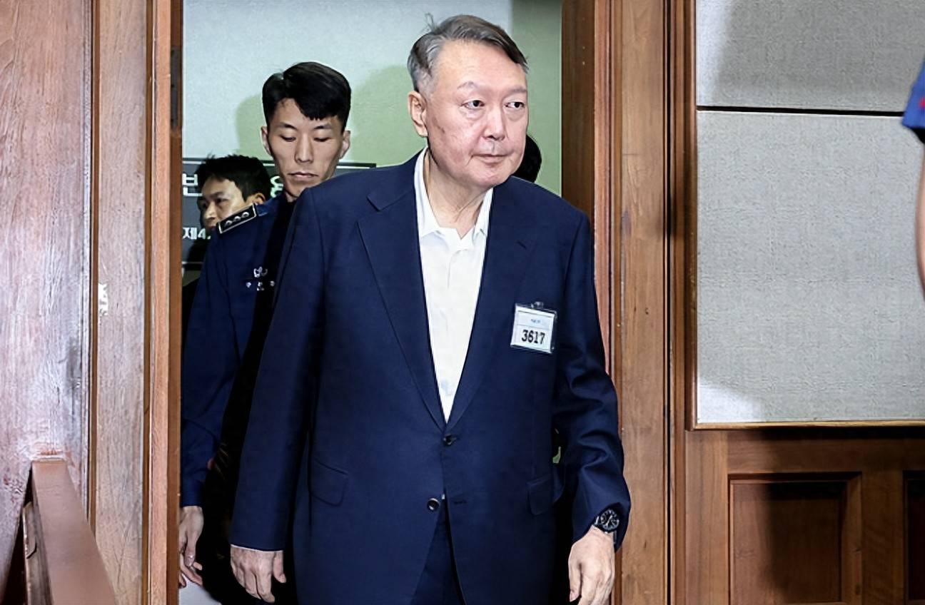 尹锡悦8个半小时，一个字都不交代！他心里很清楚，一旦开口后果比戒严罪更严重