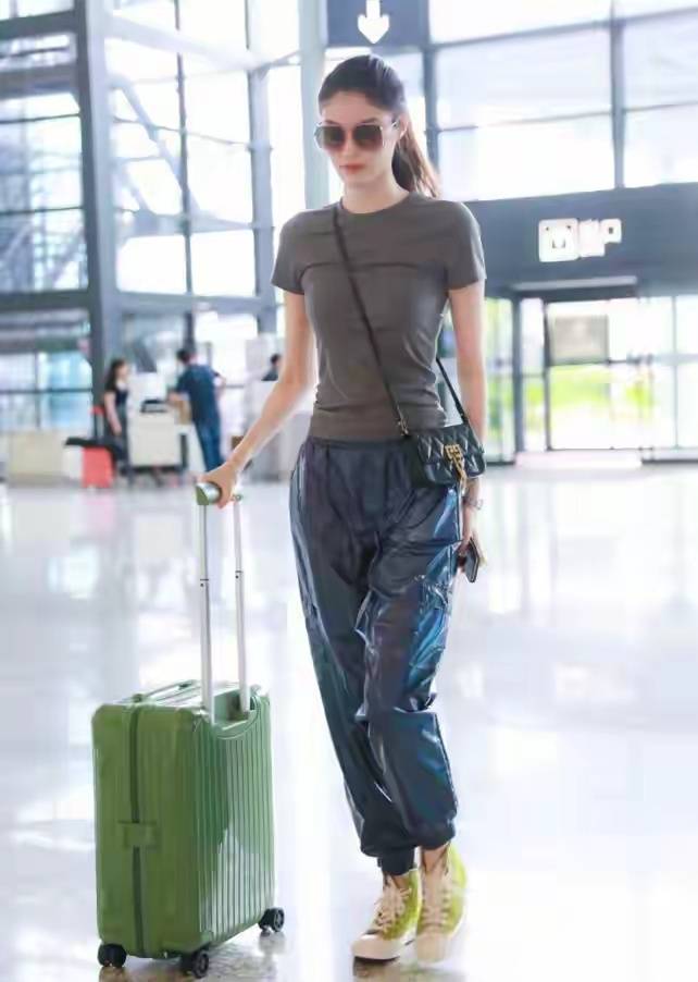 演员陈伟霆官宣与模特何穗结婚生子，并配文“爸爸、妈妈还有他”