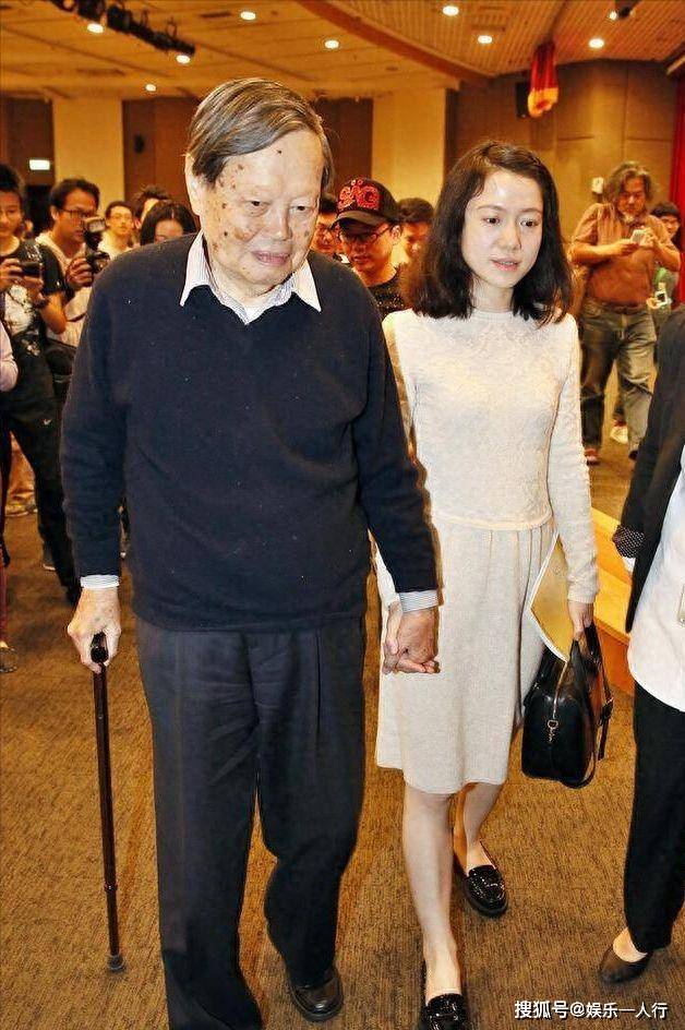 杨振宁去世早有预兆，听了他对妻子的称呼 才明白49岁翁帆果然精明