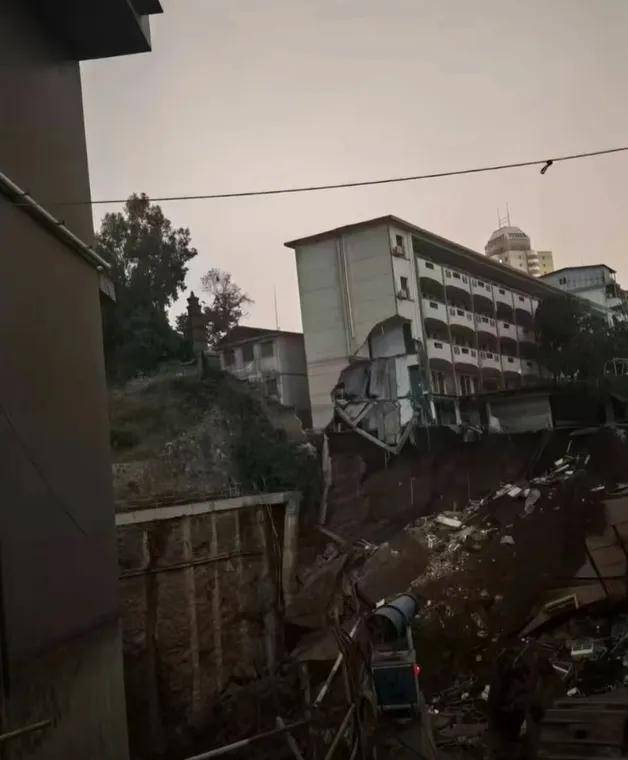 一学校发生坍塌，凌晨通报