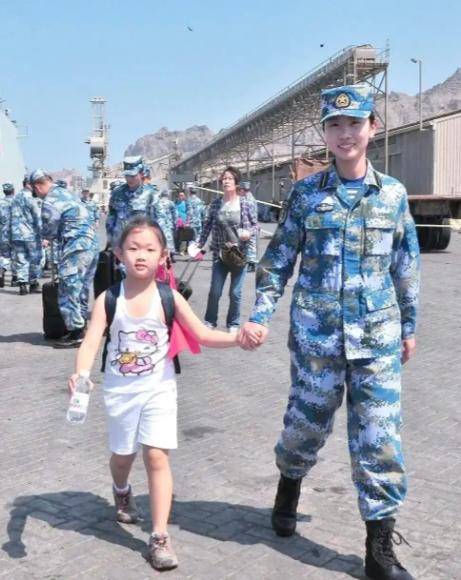 我国海外撤侨，军舰警示牌上20个字，让武装分子从头到尾不敢靠近