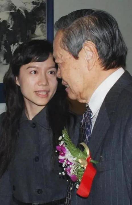 原创             没想到，杨振宁去世后，49岁妻子翁帆，竟因一个动作实现口碑暴涨