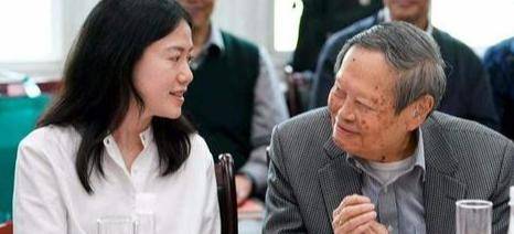 原创             没想到，杨振宁去世后，49岁妻子翁帆，竟因一个动作实现口碑暴涨