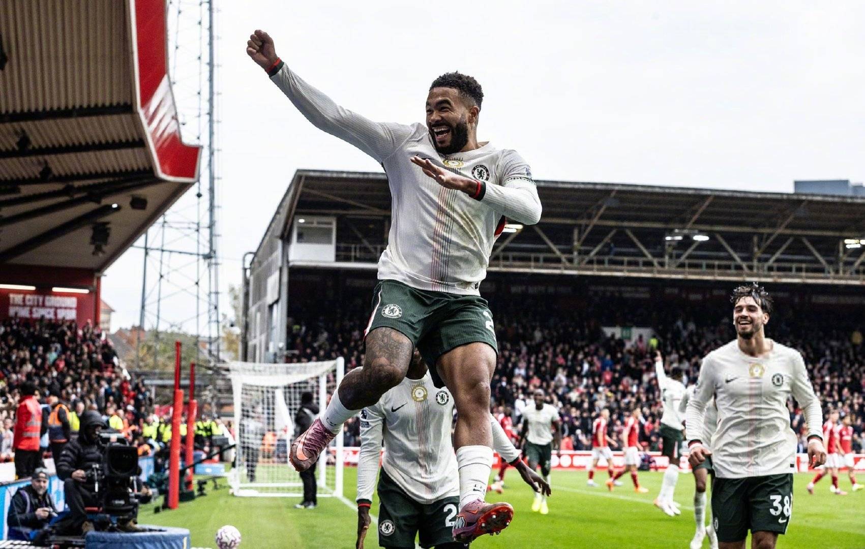 随着阿森纳1-0守住榜首英超最新积分榜如下曼城2-0升至第二！英格兰足球超级联赛