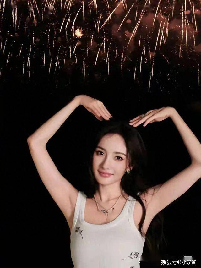 中国·必威杨幂美胸身材！近40岁仍保持绝美比例少女感怎么炼成的？