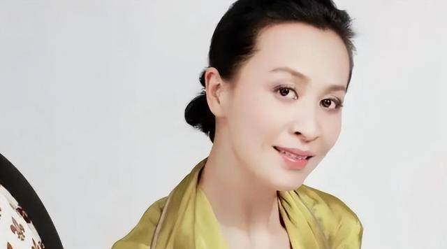 58岁刘嘉玲户外晨跑，穿紧身裤不遮臀部，网友：没一点老人样
